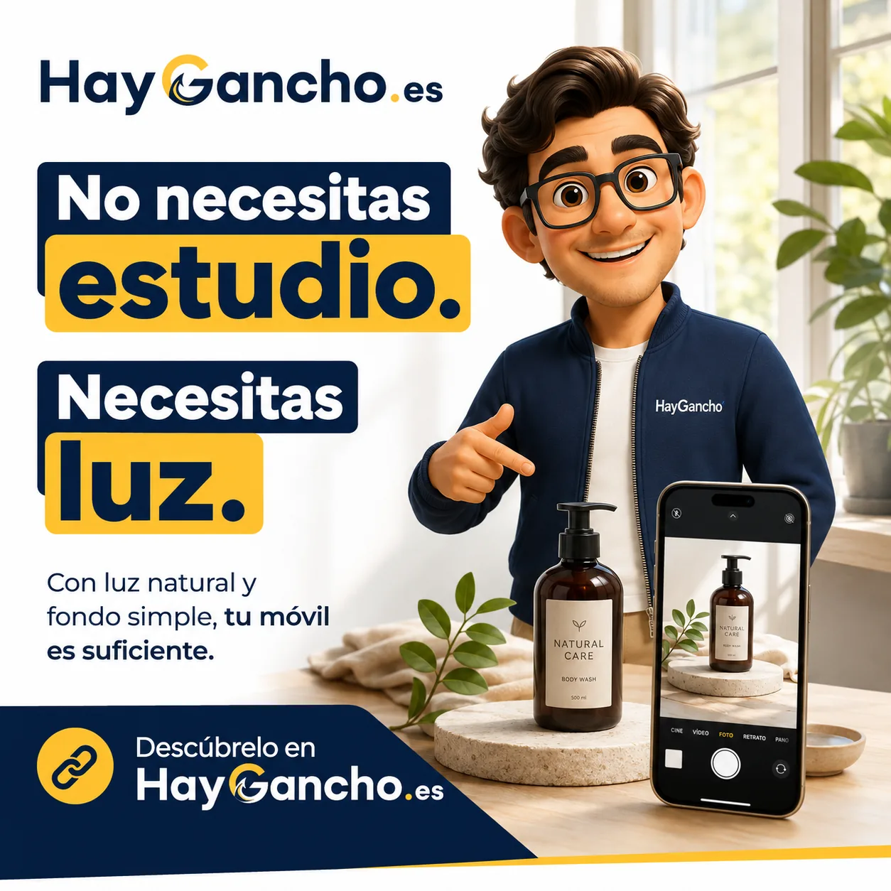 Ganchi fotografiando un producto con el móvil junto a una ventana con luz natural